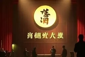 《半盏灯火》横版封面：深夜便利店暖光与玻璃门