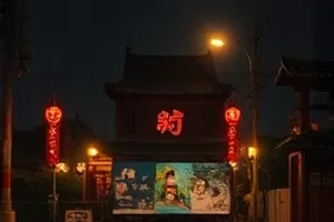 《灯塔守夜人》横版封面：清晨灯塔顶部的铜制灯罩